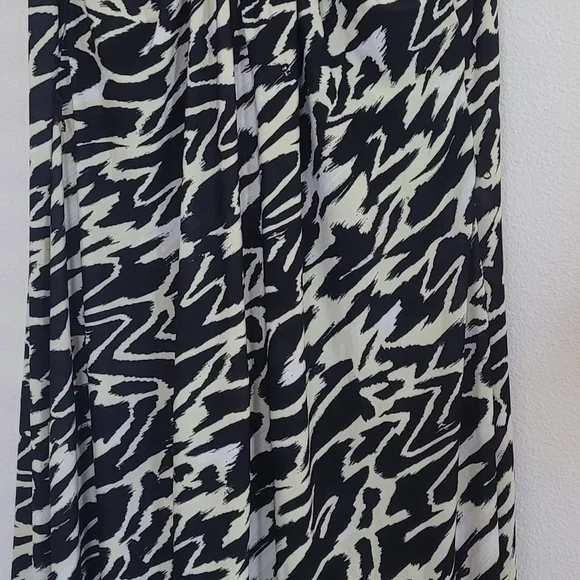 Chic Black and White Abstract Print Dress - Picture 14 of 16
